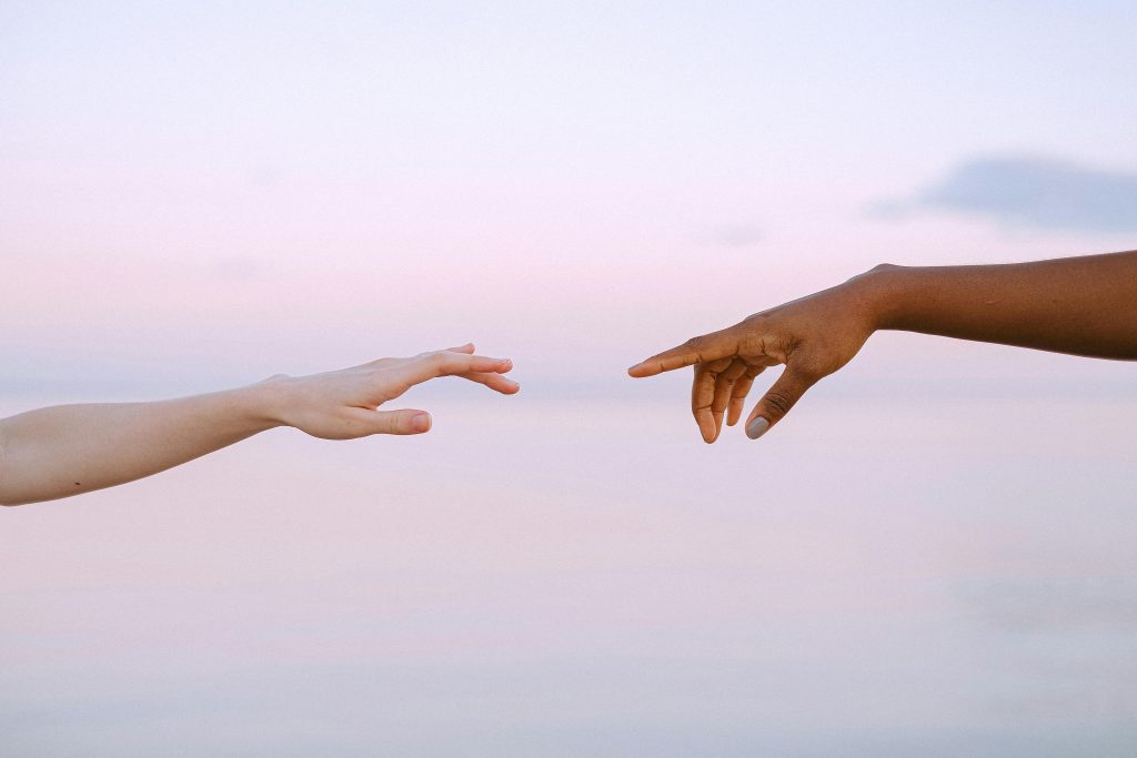 “Glass Skin” vs “Dewy Skin”: What’s the Real Difference?